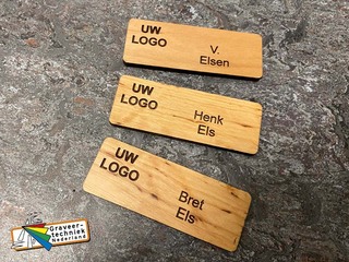 Houten naambadge 70x30mm elzenhout